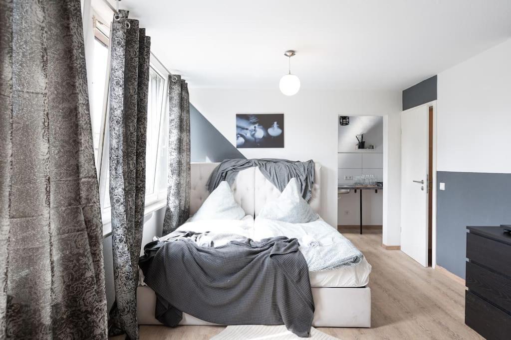 - Cozy Apartment In The Heart Of Duisburg With New York Design & Betten & Sofa - 5 Mins Central Station Hbf - Big Tv & Wifi -- エクステリア 写真