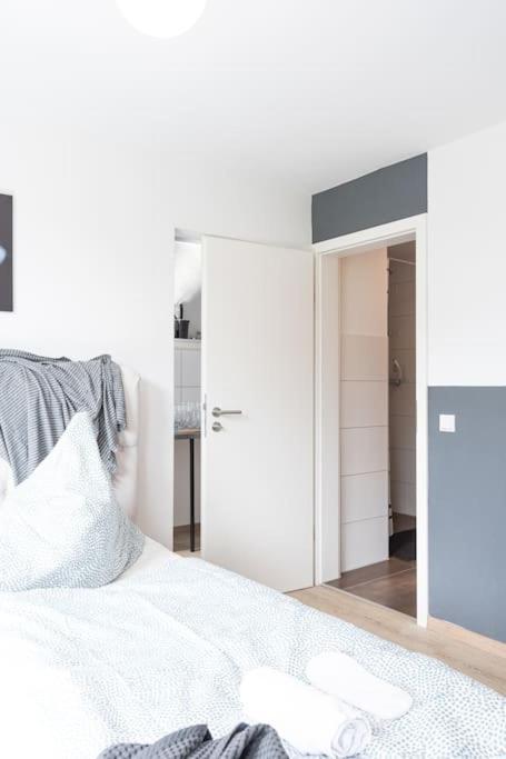 - Cozy Apartment In The Heart Of Duisburg With New York Design & Betten & Sofa - 5 Mins Central Station Hbf - Big Tv & Wifi -- エクステリア 写真