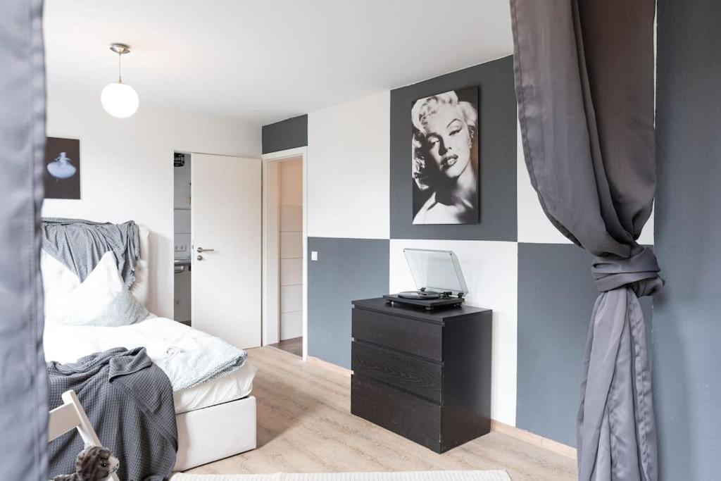 - Cozy Apartment In The Heart Of Duisburg With New York Design & Betten & Sofa - 5 Mins Central Station Hbf - Big Tv & Wifi -- エクステリア 写真