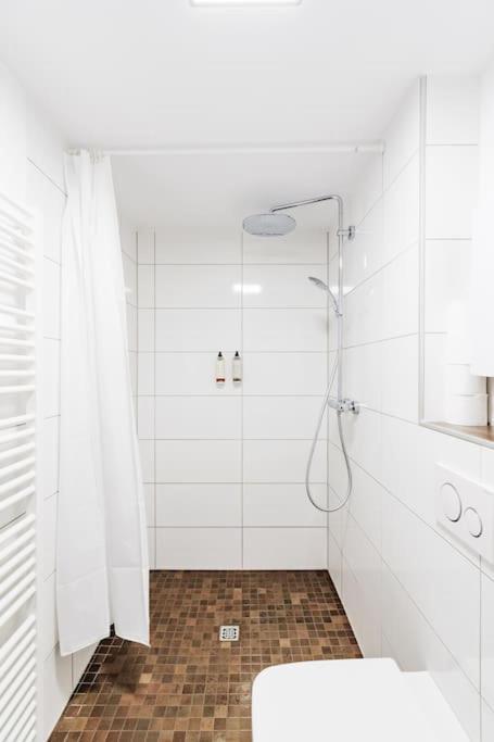 - Cozy Apartment In The Heart Of Duisburg With New York Design & Betten & Sofa - 5 Mins Central Station Hbf - Big Tv & Wifi -- エクステリア 写真